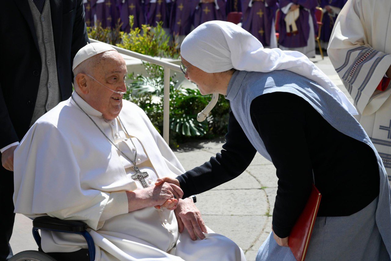 El Papa Francisco bendice a los fieles tras reaparecer en la Plaza de San Pedro, luego de una larga hospitalización.