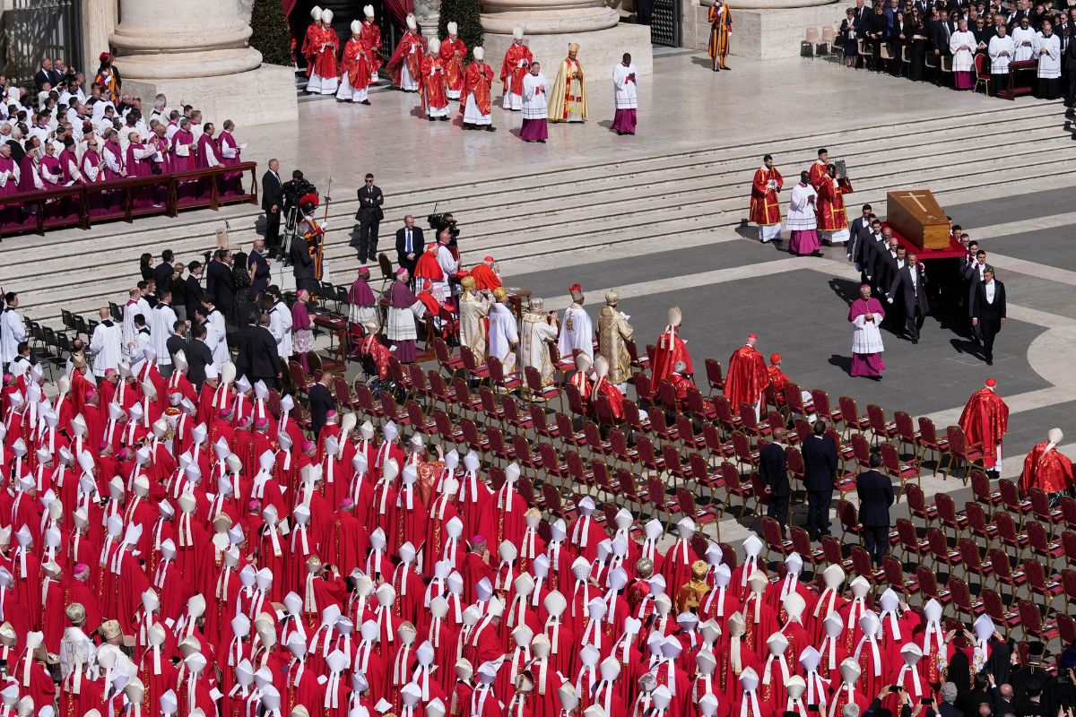 Miles de feligreses dan el último adiós al papa Francisco