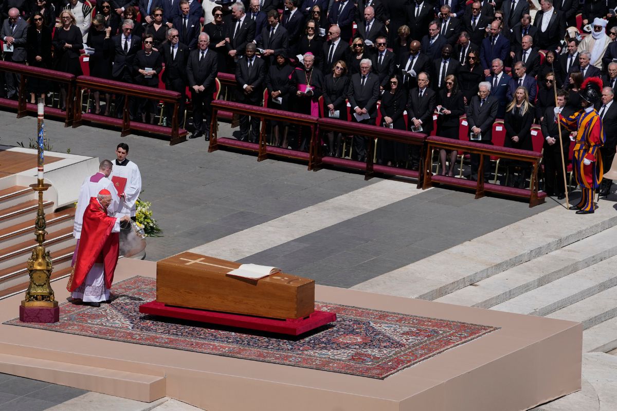 Miles de feligreses dan el último adiós al papa Francisco