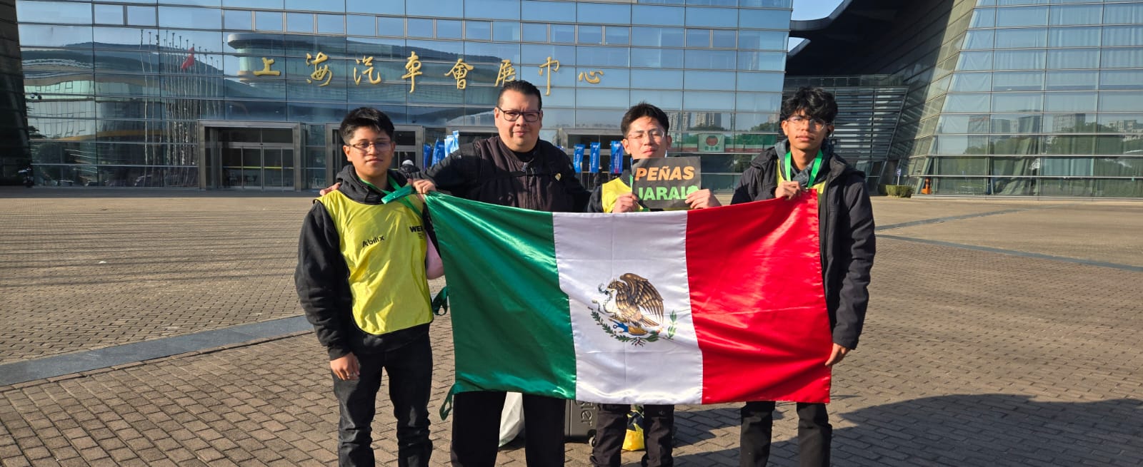 Estudiantes del CONALEP “Gustavo Baz” durante su participación en el Torneo Mundial de Robótica Educativa WER 2024, en Shanghái.