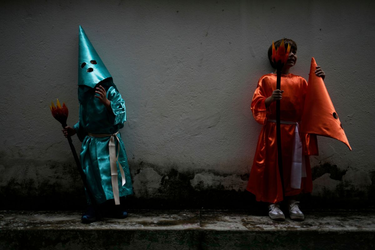 Niños vestidos de penitentes participan en una procesión infantil durante la Semana Santa, en Goias, Brasil.