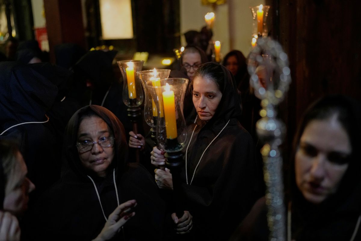 Fieles católicas participan en una procesión de Semana Santa en el Casco Viejo de la Ciudad de Panamá.