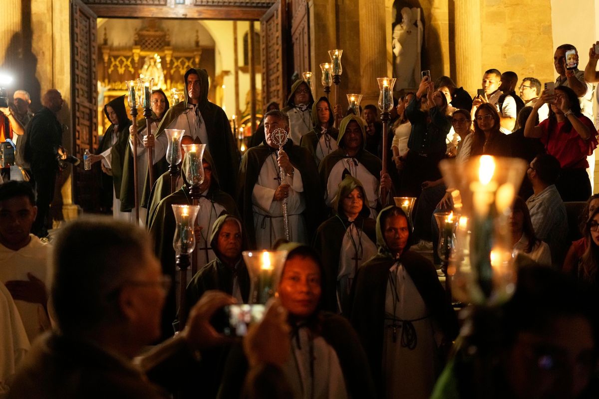 Católicos asisten a una procesión de Semana Santa en el Casco Viejo de la Ciudad de Panamá.