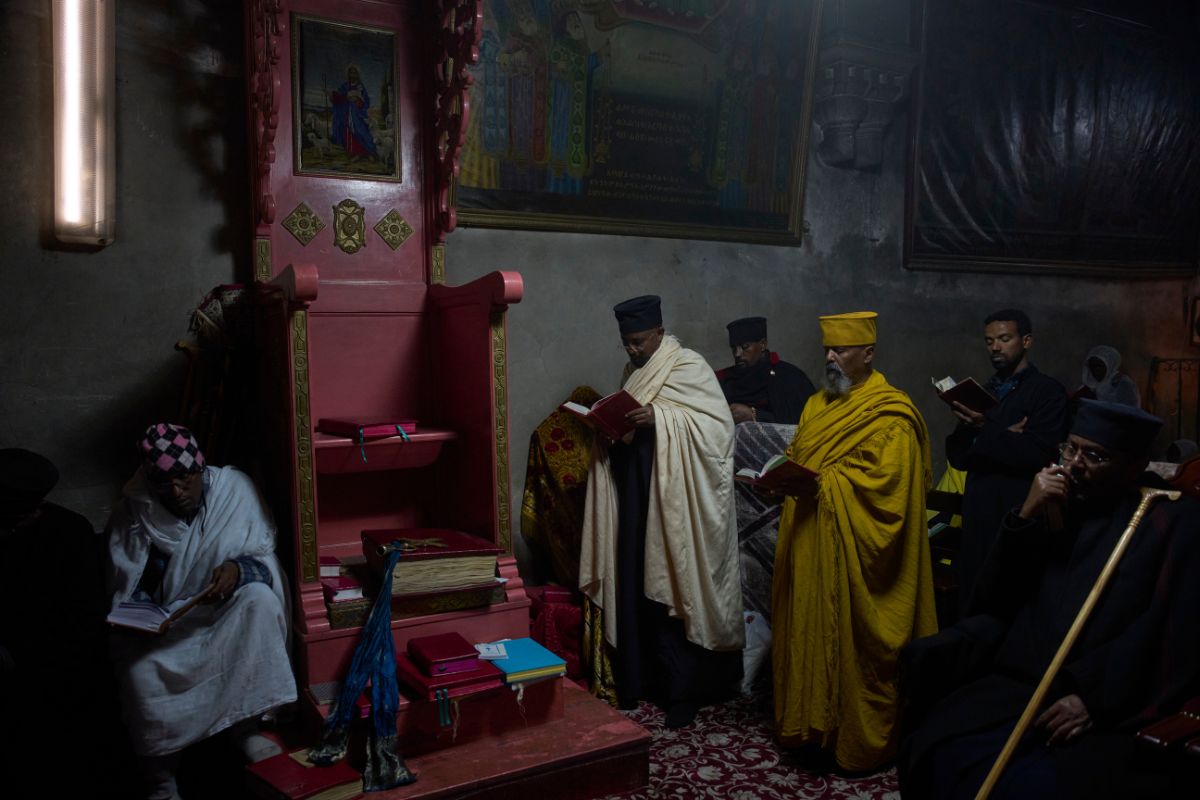 Fieles cristianos ortodoxos etíopes rezan durante la Semana Santa en las dependencias de los monjes etíopes situadas en la azotea de la Iglesia del Santo Sepulcro, el lugar donde los cristianos creen que Jesucristo fue crucificado, enterrado y resucitado, en Jerusalén.
