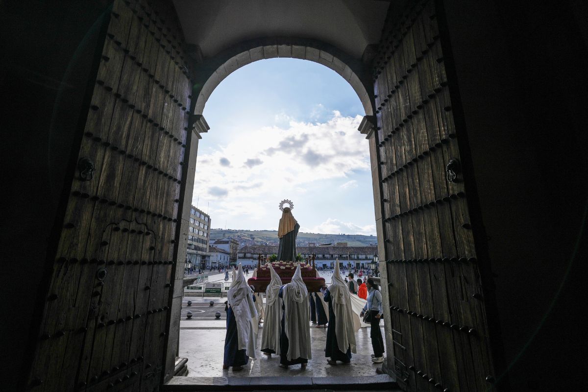 Nazarenos cargan con la imagen de un santo durante una procesión de Semana Santa en Tunja, Colombia.
