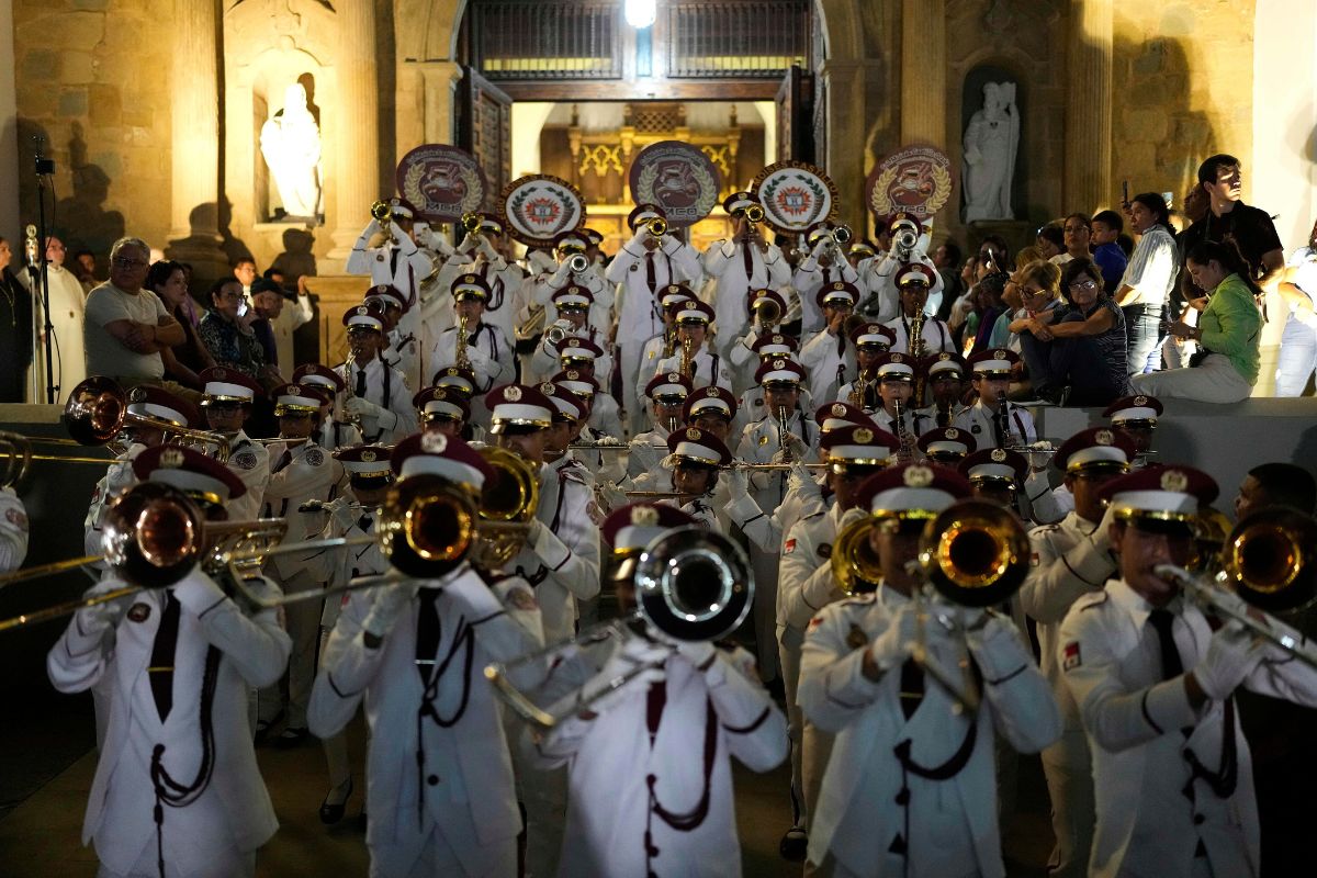 Músicos participan en una procesión de Semana Santa en el casco antiguo de la Ciudad de Panamá.
