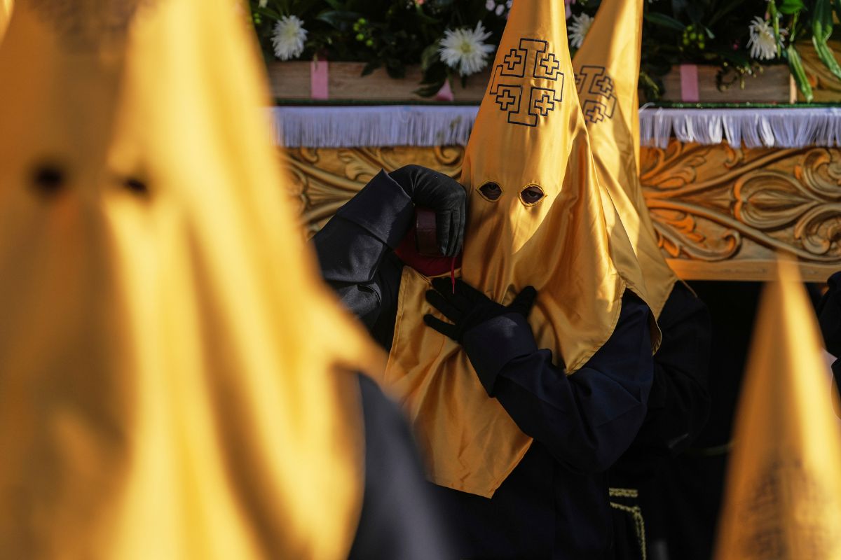 Nazarenos cargan con un paso de Semana Santa durante una procesión en Tunja, Colombia.