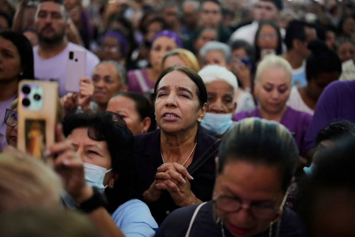 Un grupo de fieles asisten a la misa del Nazareno de San Pablo durante la Semana Santa, en Caracas, Venezuela.