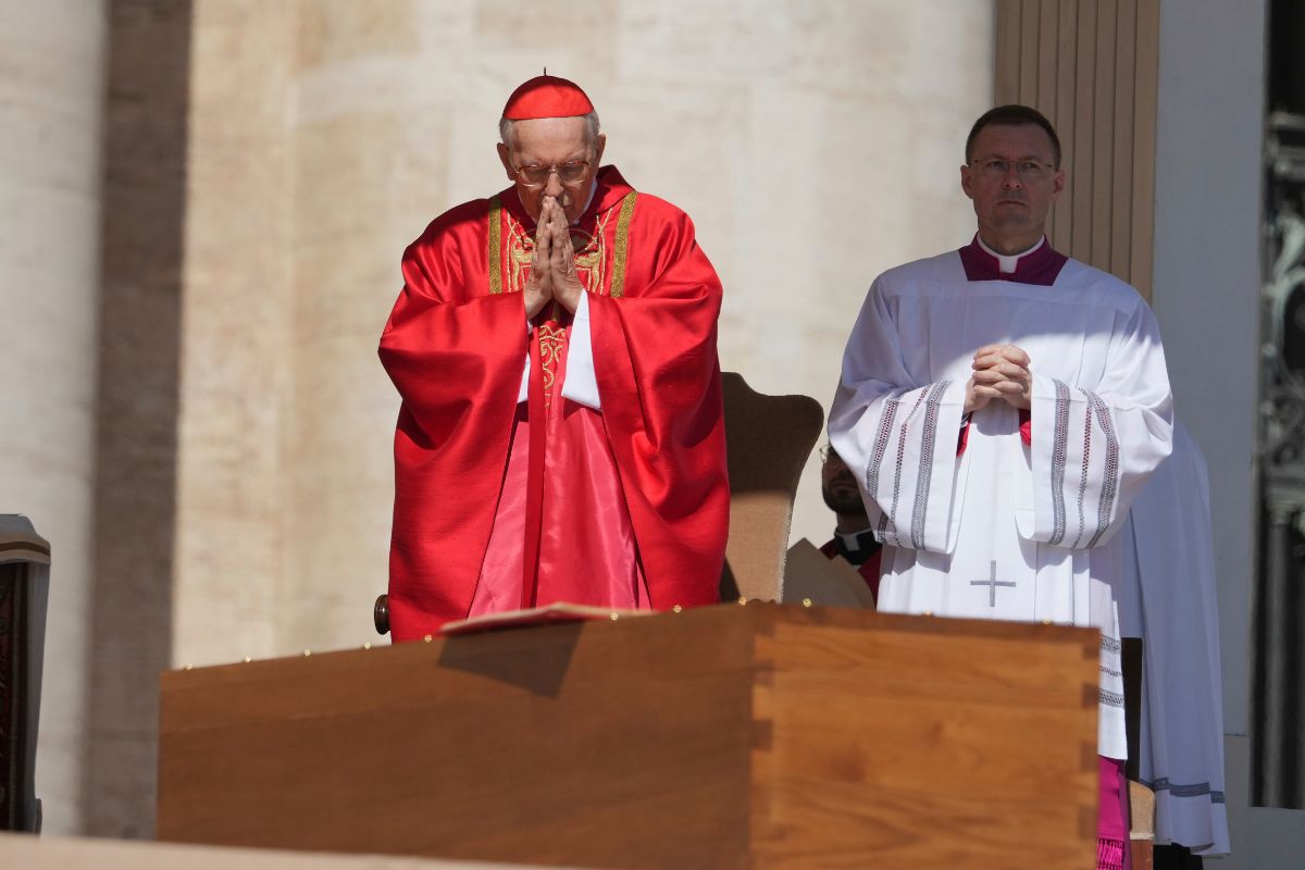 Miles de feligreses dan el último adiós al papa Francisco