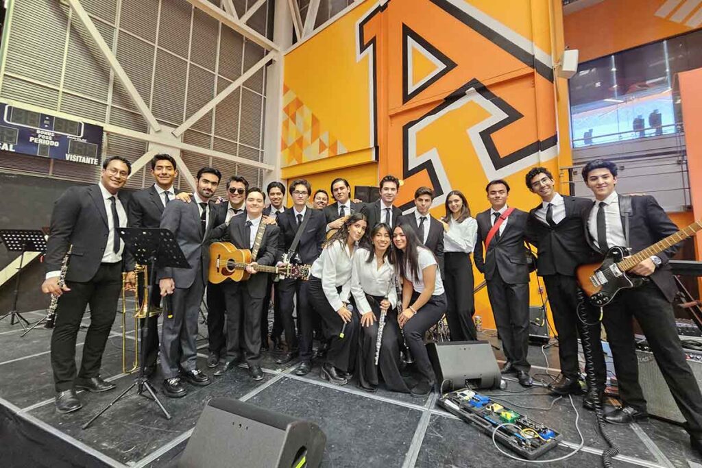 El cantante Emmanuel fue reconocido por la Universidad Anáhuac Querétaro con la medalla Anáhuac por su trayectoria y liderazgo