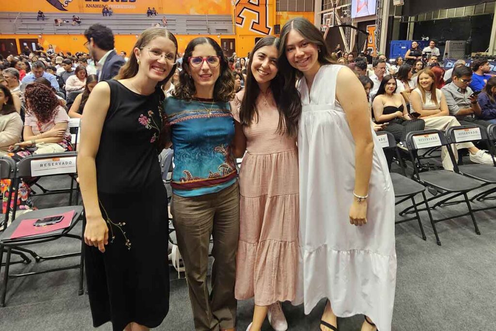 El cantante Emmanuel fue reconocido por la Universidad Anáhuac Querétaro con la medalla Anáhuac por su trayectoria y liderazgo