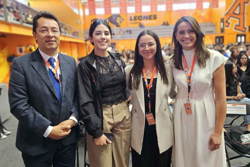 El cantante Emmanuel fue reconocido por la Universidad Anáhuac Querétaro con la medalla Anáhuac por su trayectoria y liderazgo