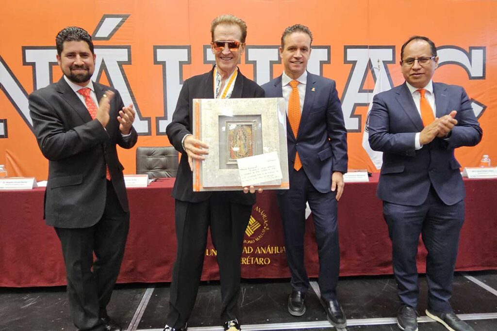 El cantante Emmanuel fue reconocido por la Universidad Anáhuac Querétaro con la medalla Anáhuac por su trayectoria y liderazgo