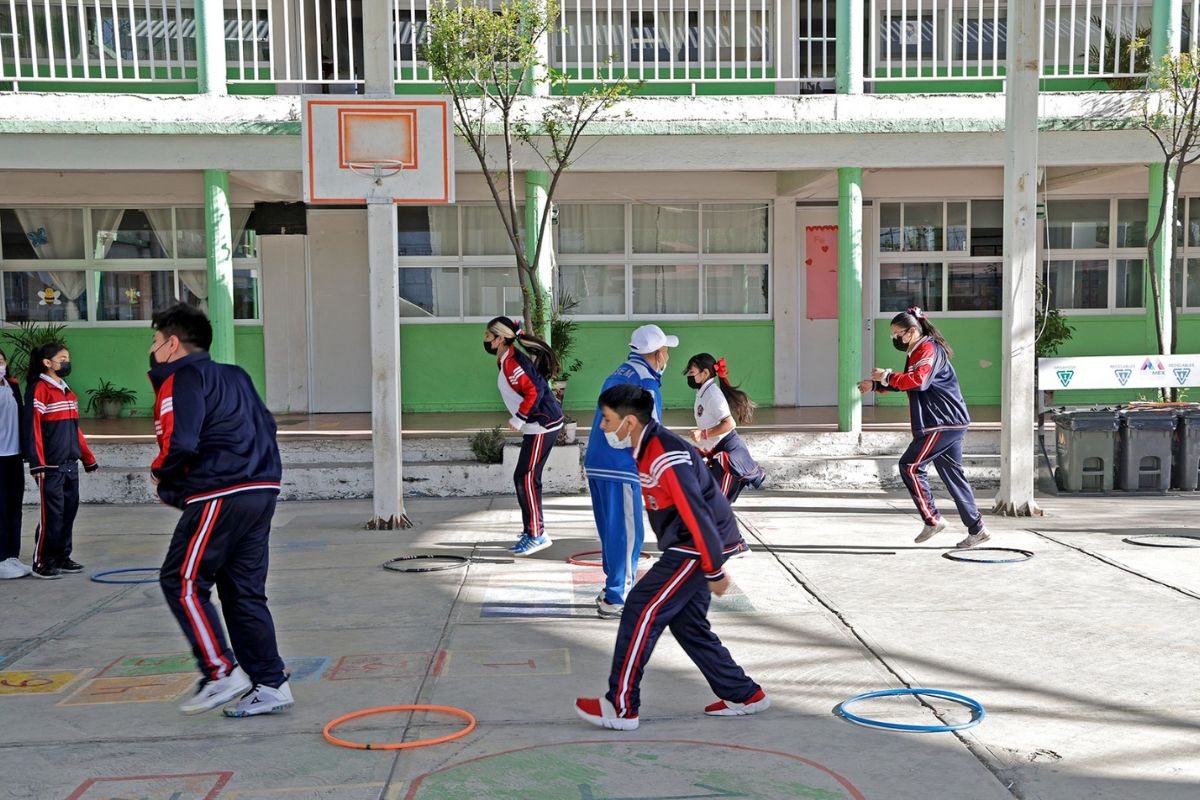 SECTI recomienda evitar espumas o materiales que irriten la piel y ojos durante festejos escolares.
