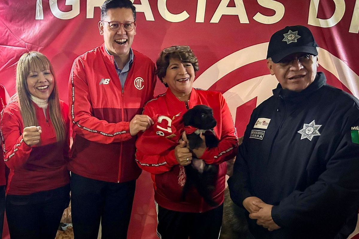 La Gobernadora Delfina Gómez visitó el módulo de adopción instalado durante la final de la Liga MX. Foto: Especial