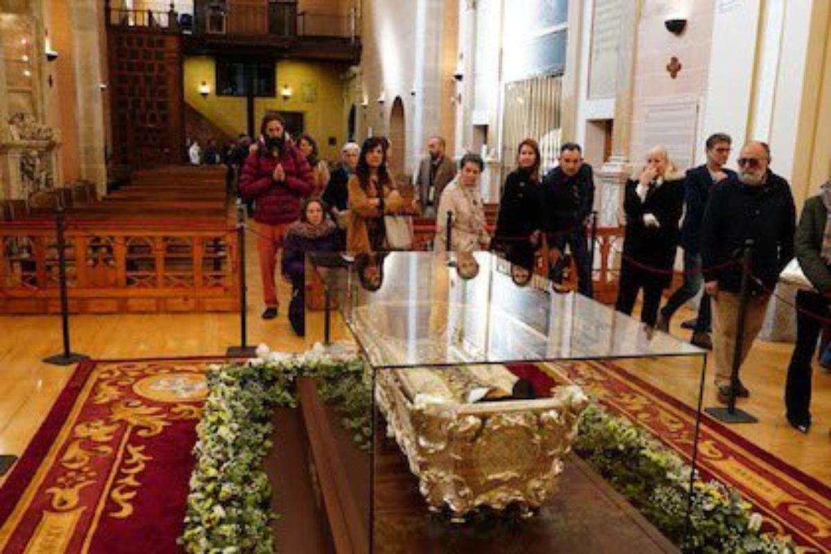 Fieles reunidos en la basílica de la Anunciación para venerar a Santa Teresa de Jesús, en una apertura histórica de su tumba.