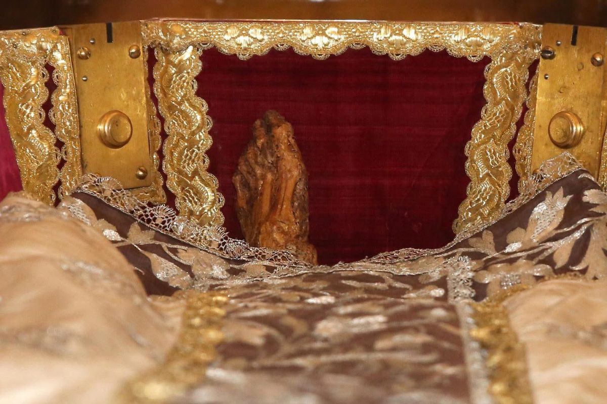 Peregrinos llegan desde distintos puntos de España para rendir homenaje a la fundadora de las Carmelitas Descalzas.