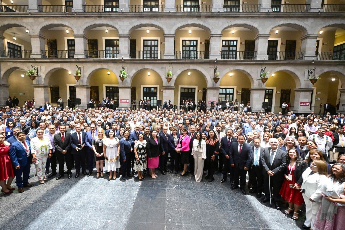 Docentes estatales celebran el anuncio de 2 mil basificaciones para 2025. Foto: Especial