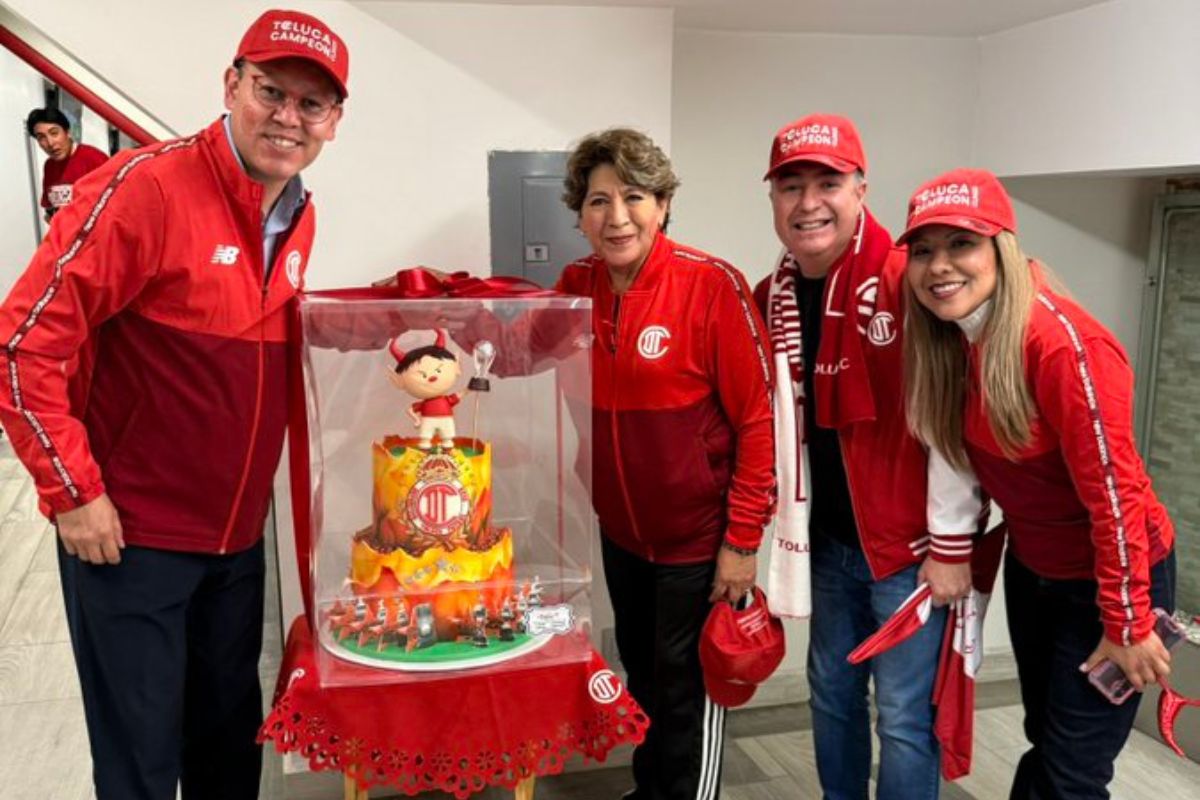 Delfina Gómez entrega reconocimiento al Club Toluca por su campeonato y compromiso con el deporte. Foto: Especial