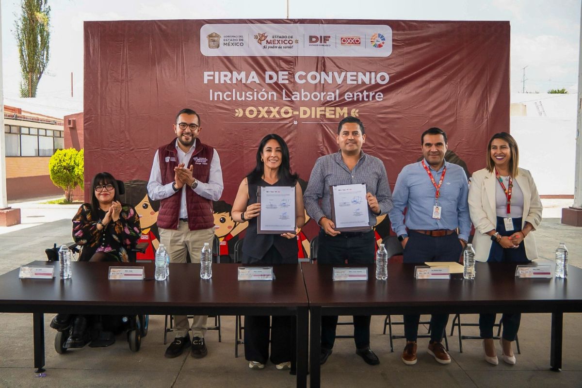 Autoridades del DIFEM y OXXO durante la firma del convenio que impulsa la inclusión laboral de personas con discapacidad.