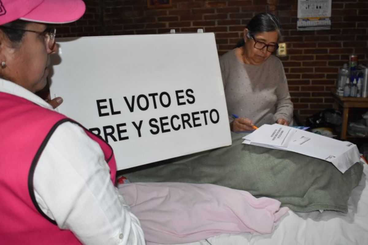 Personal del INE visitando hogares en Toluca para recoger el voto anticipado de personas con discapacidad.