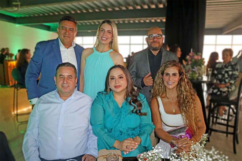 Mileth Zamora es una joven escritora que presentó en Querétaro su libro de poemas El reflejo del lago, en el Corporativo Titanium