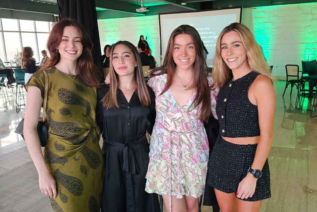 Mileth Zamora es una joven escritora que presentó en Querétaro su libro de poemas El reflejo del lago, en el Corporativo Titanium