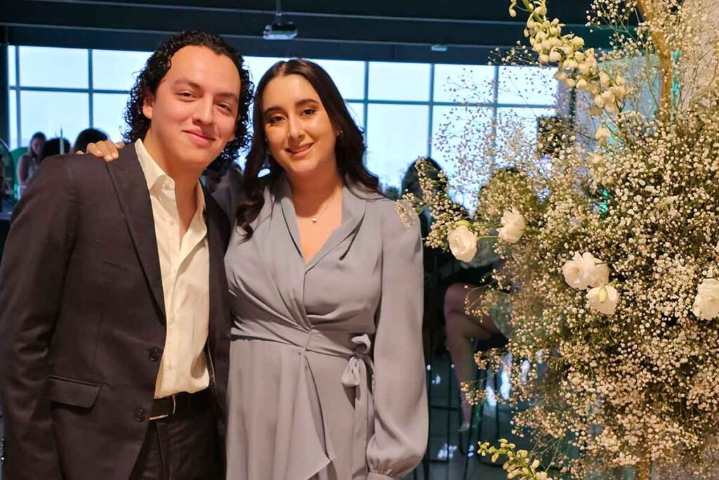 Mileth Zamora es una joven escritora que presentó en Querétaro su libro de poemas El reflejo del lago, en el Corporativo Titanium
