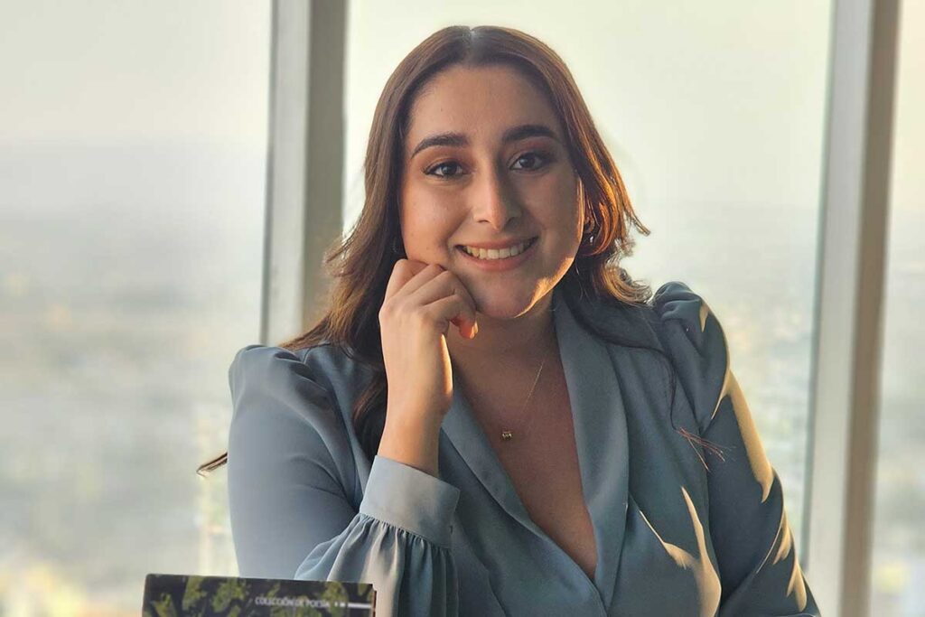 Mileth Zamora es una joven escritora que presentó en Querétaro su libro de poemas El reflejo del lago, en el Corporativo Titanium