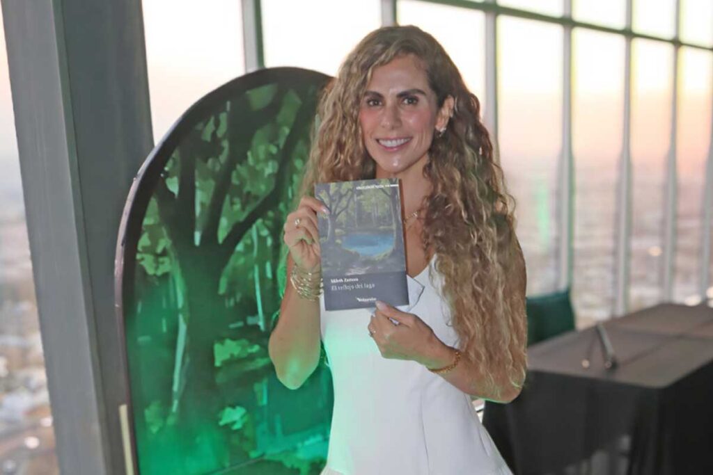 Mileth Zamora es una joven escritora que presentó en Querétaro su libro de poemas El reflejo del lago, en el Corporativo Titanium