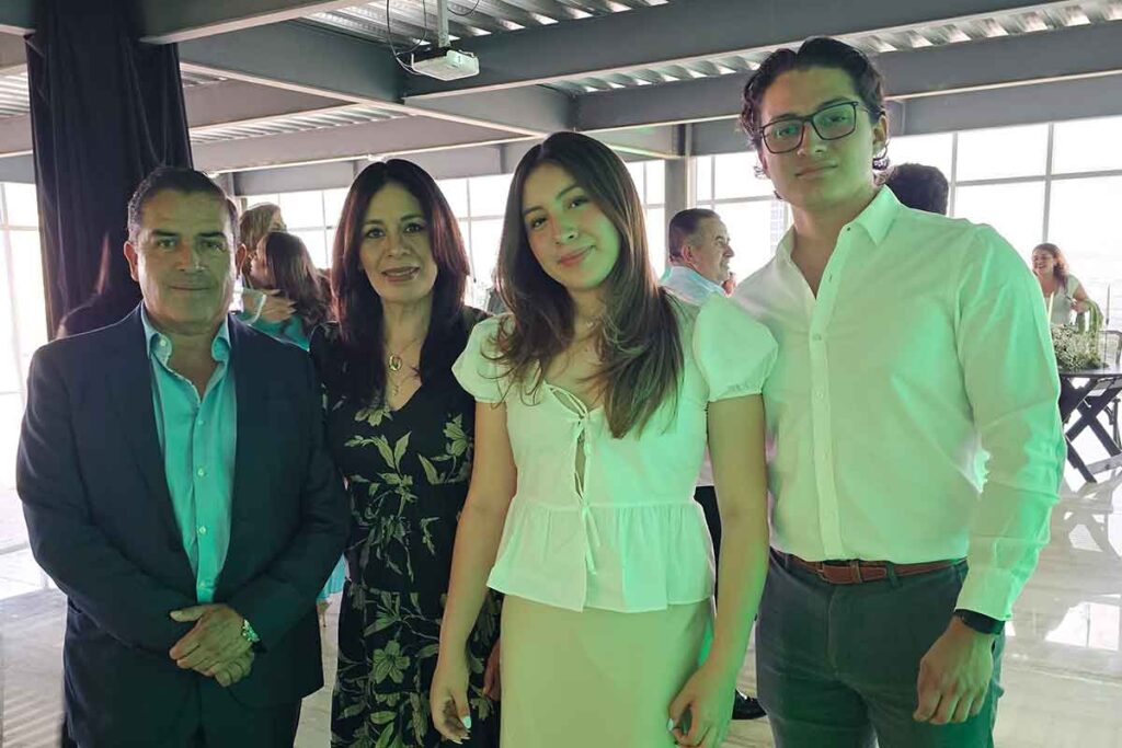 Mileth Zamora es una joven escritora que presentó en Querétaro su libro de poemas El reflejo del lago, en el Corporativo Titanium