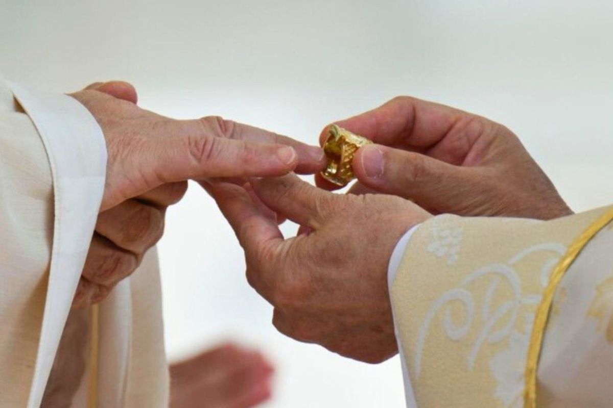 El anillo del pescador fue entregado como emblema del vínculo del papa con el apóstol Pedro. Foto: Especial