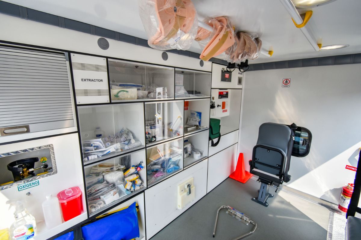 Cada ambulancia incluye incubadoras y equipo para neonatos que requieren atención inmediata. Foto: Especial