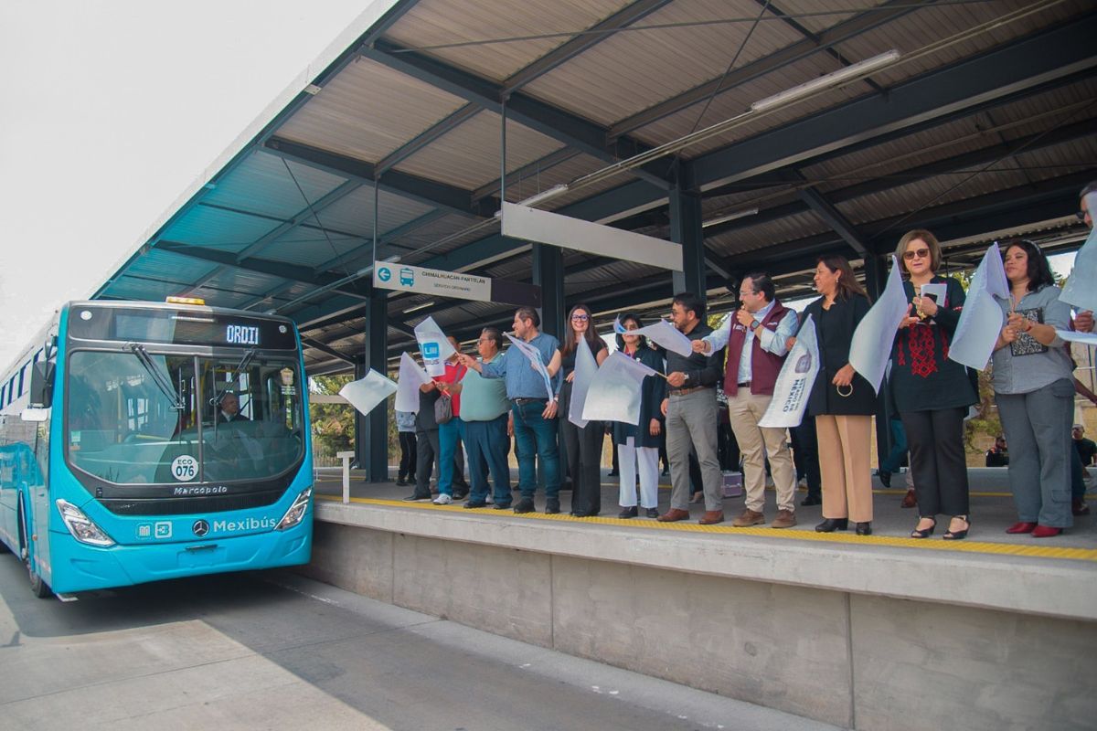 Daniel Sibaja encabeza el banderazo de salida como símbolo del compromiso por dignificar el transporte público. Foto: Especial