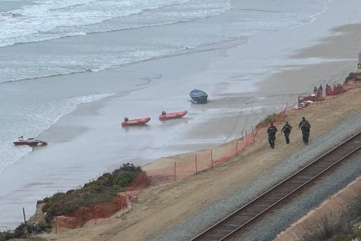 La Guardia Costera de Estados Unidos despliega helicópteros y embarcaciones en busca de migrantes desaparecidos frente a San Diego.
