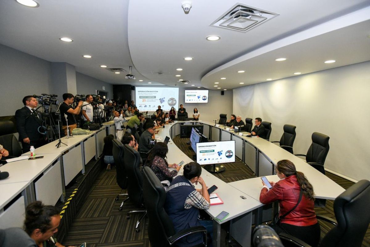 La estrategia Enjambre permitió detener a 44 exservidores públicos por colaborar con el crimen organizado.