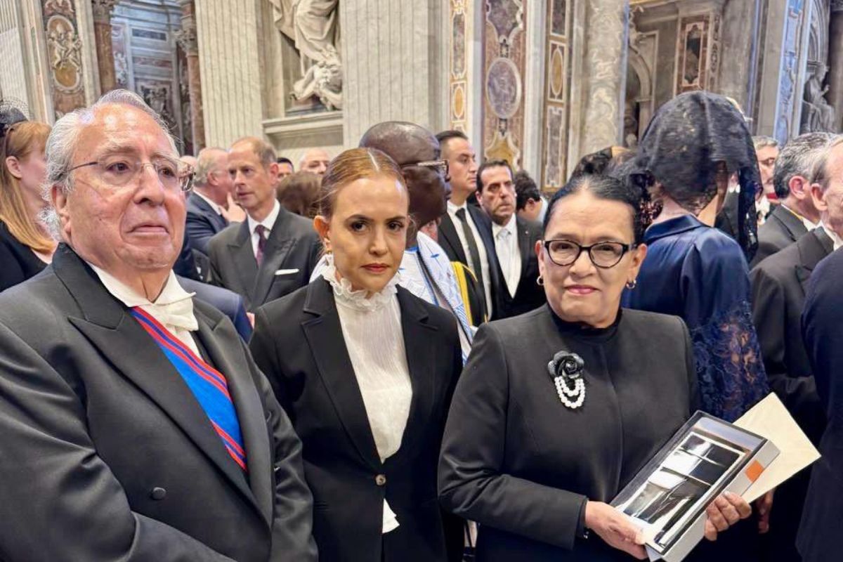 Rosa Icela Rodríguez, en representación del gobierno mexicano, reafirmó los lazos diplomáticos y de fe entre México y el Vaticano durante la ceremonia papal. Foto: Especial
