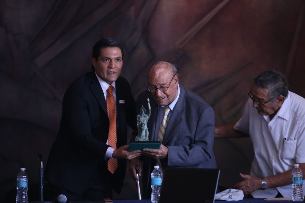 Reconocen al ingeniero Francisco Escamilla Martínez