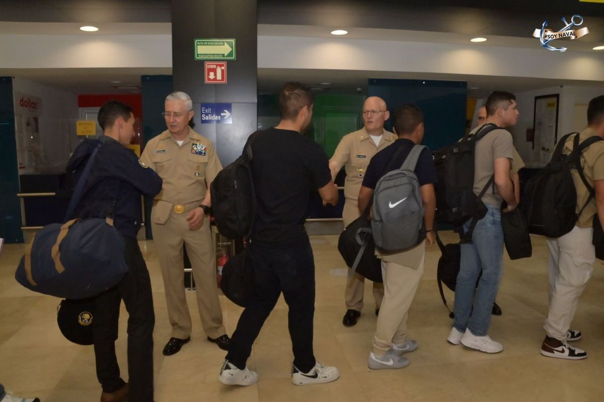 Cadetes de la Escuela Naval Militar son trasladados a México. Foto: Semar