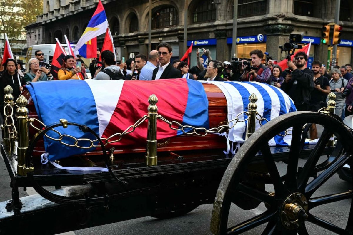 Banderas uruguayas, pañuelos blancos y fotografías de Mujica acompañaron la ceremonia en el Palacio Legislativo. Foto: Especial