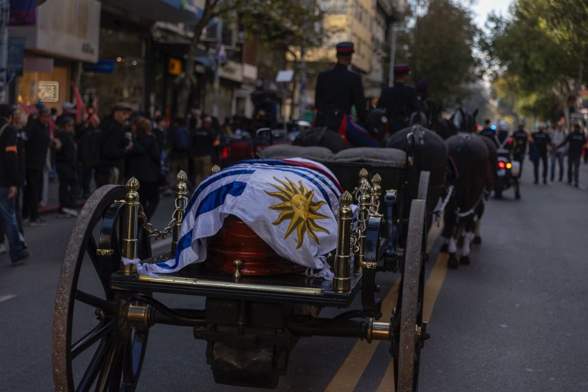 El féretro de José Mujica fue trasladado en una cureña tirada por caballos, símbolo de respeto y tradición. Foto: EspecialFoto: Especial