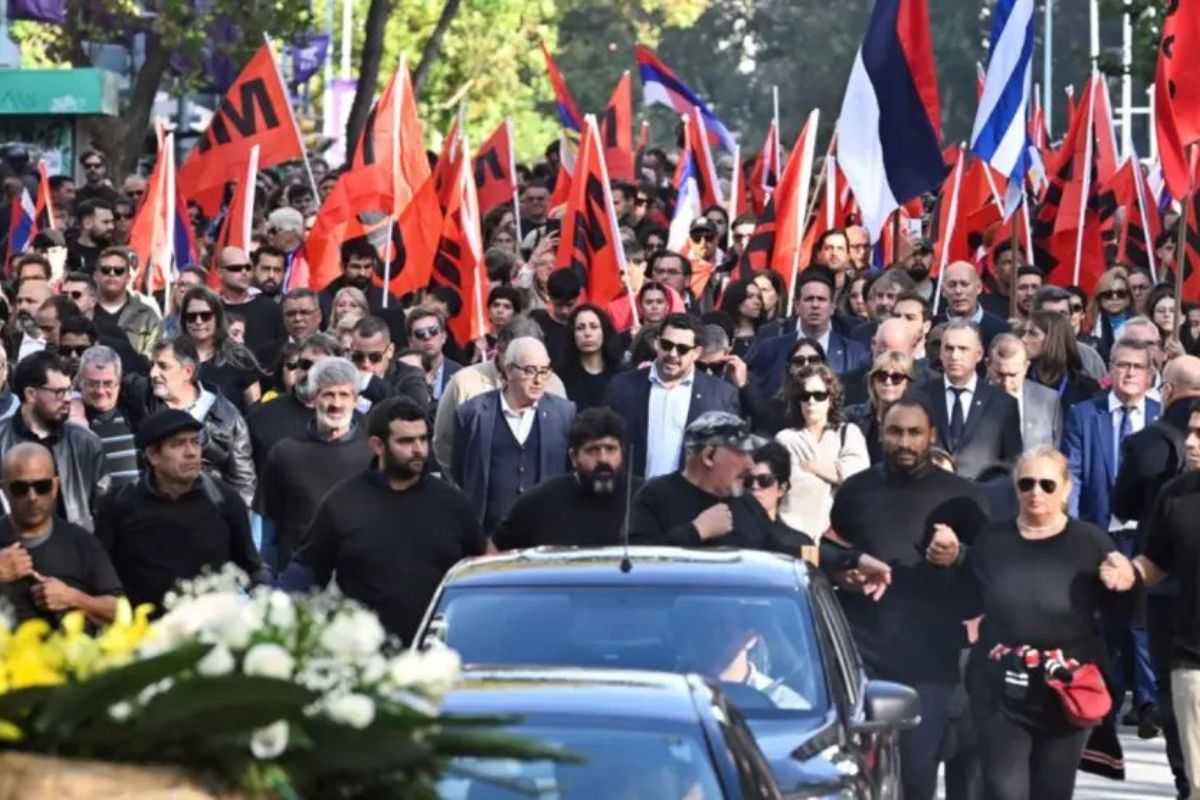 Lucía Topolansky, su esposa y compañera de lucha, acompañó el cortejo fúnebre con serenidad y amor. Foto: Especial