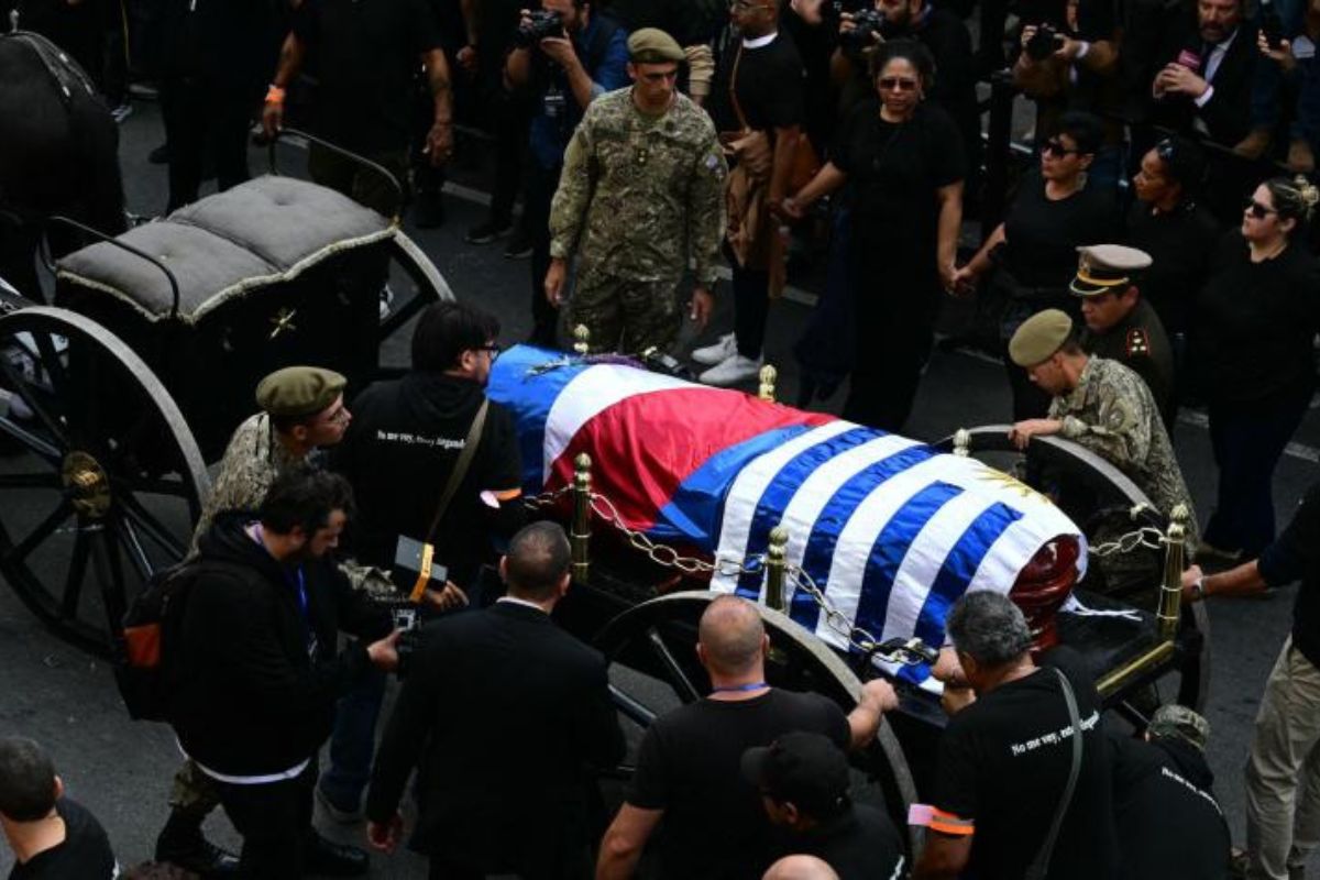 El silencio respetuoso se rompía con gritos de “¡Pepe eterno!” mientras avanzaba el cortejo por las calles de Montevideo. Foto: Especial