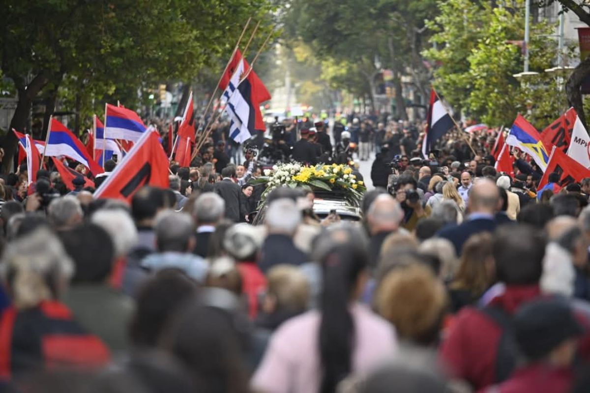 Miles de uruguayos llenaron la Avenida 18 de Julio para despedir a Mujica con flores, aplausos y pancartas. Foto: Especial