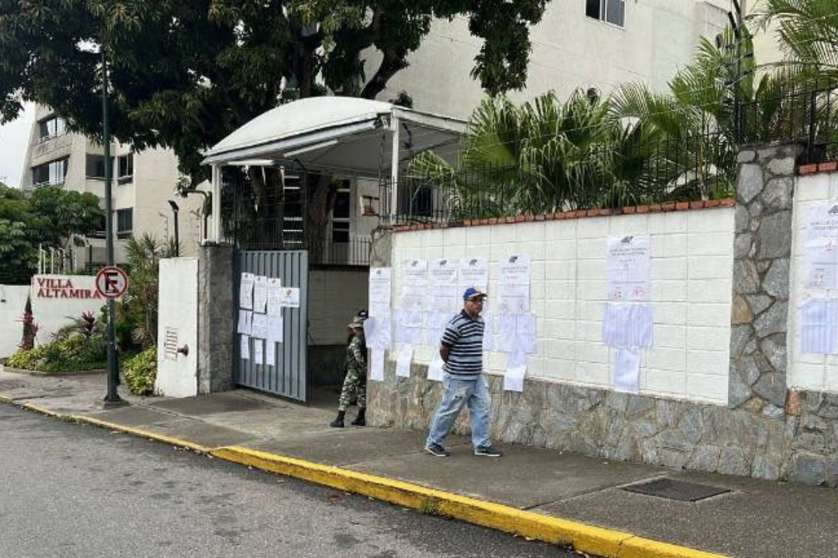Un hombre camina solo frente a una escuela electoral; en su rostro, la dignidad de un país que decidió no ser parte del engaño. Foto: Especial