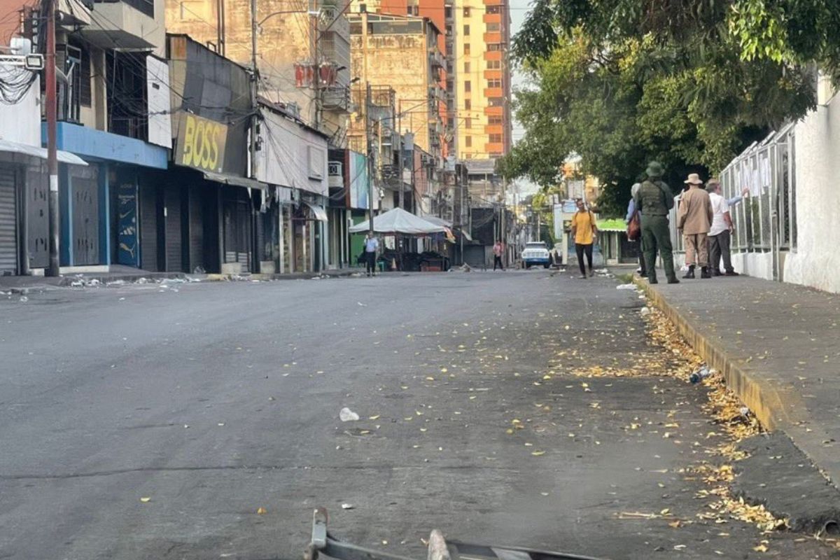 Calles desiertas y sin rastro de votantes reflejan el rechazo masivo de la ciudadanía venezolana a las elecciones organizadas por el régimen de Maduro. Foto: Especial