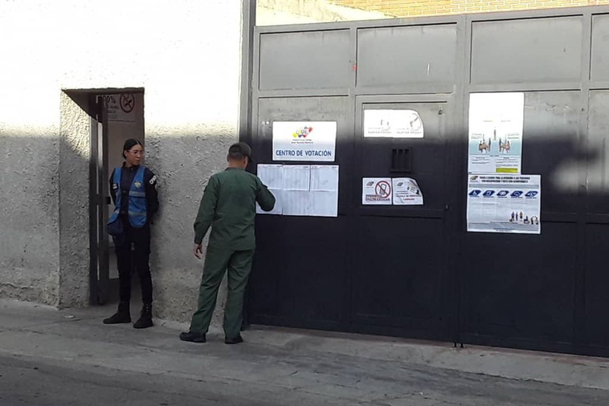 Soldados del chavismo permanecieron apostados sin electores que vigilar, reflejo de la desconexión entre el poder y la ciudadanía. Foto: Especial