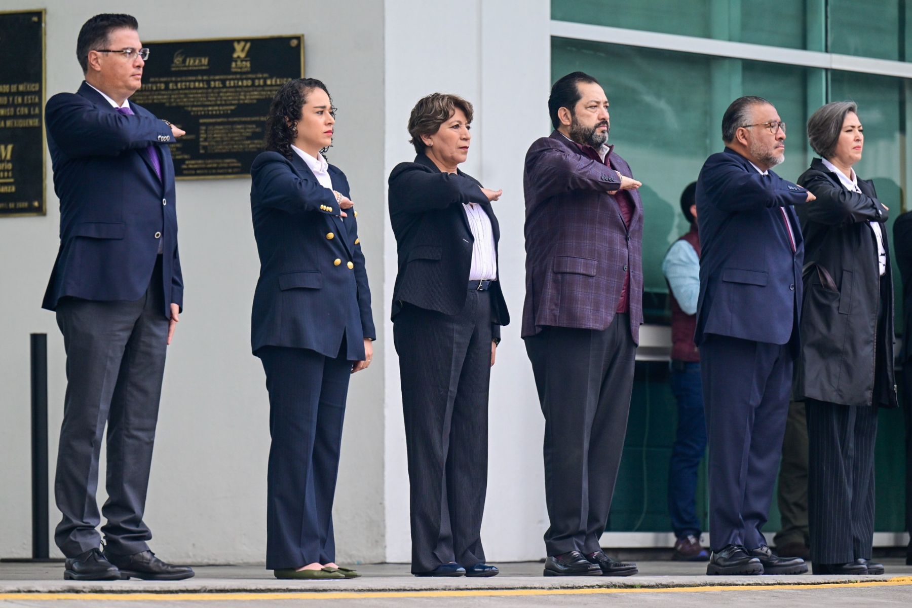 Delfina Gómez Álvarez encabezó el izamiento de bandera en Toluca, dando inicio oficial al proceso electoral judicial más importante del país. Foto: Especial