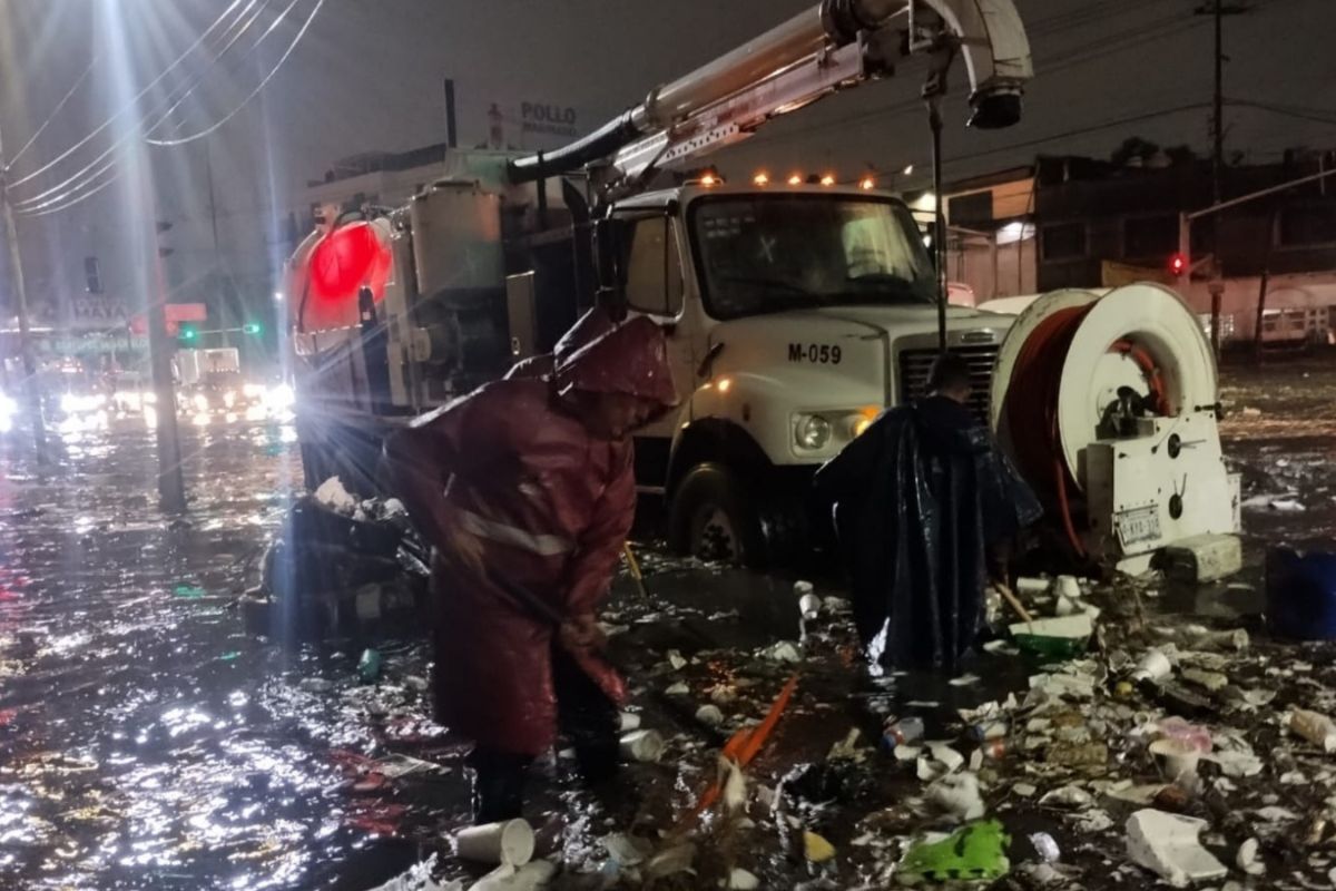 Brigadas de Grupo Tláloc operan equipos hidroneumáticos en Paseo Tollocan, uno de los puntos más afectados de Toluca. Foto: Especial