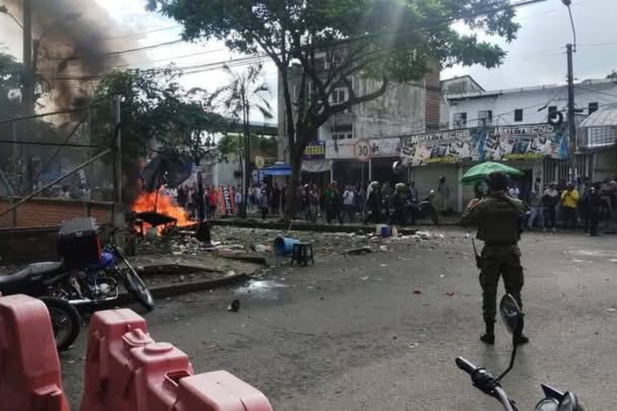 Elementos de la Fuerza Pública vigilan las calles tras los ataques en Cali. Foto: Especial